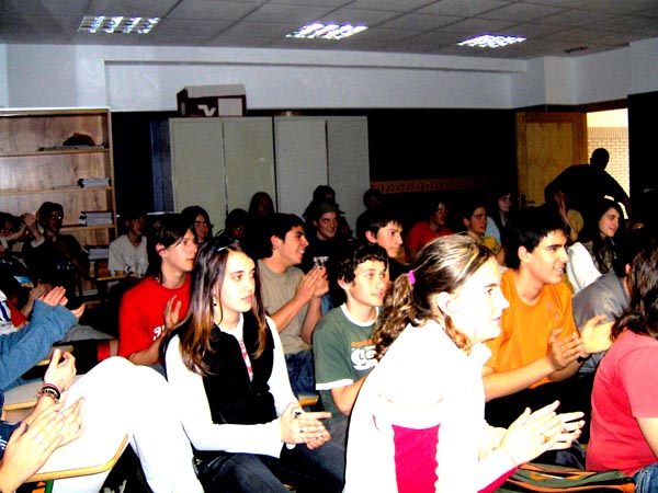 Selekta kolektiboaren emanaldiko  ikuslegoa txaloka 2.jpg